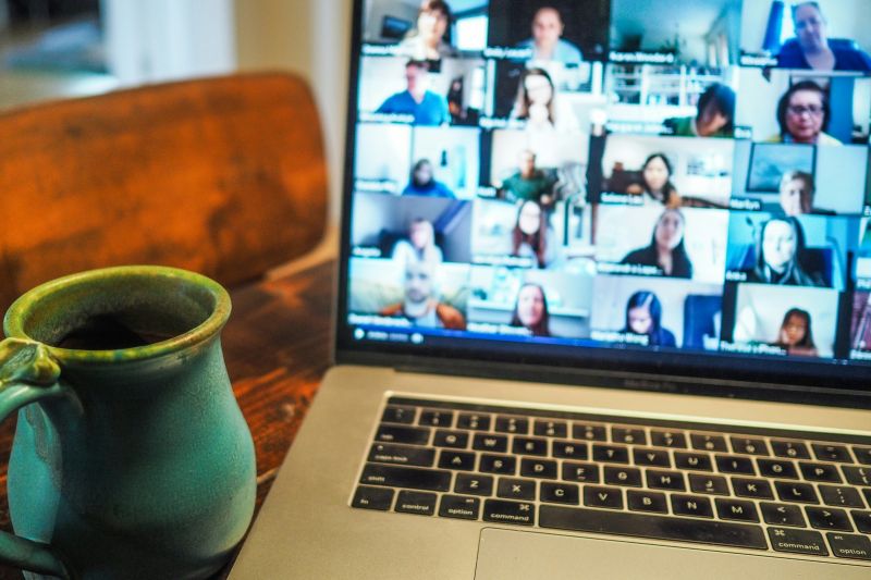 Kaffekopp foran dataskjerm under et digitalt møte
