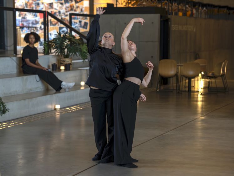 To jenter som danser sammen