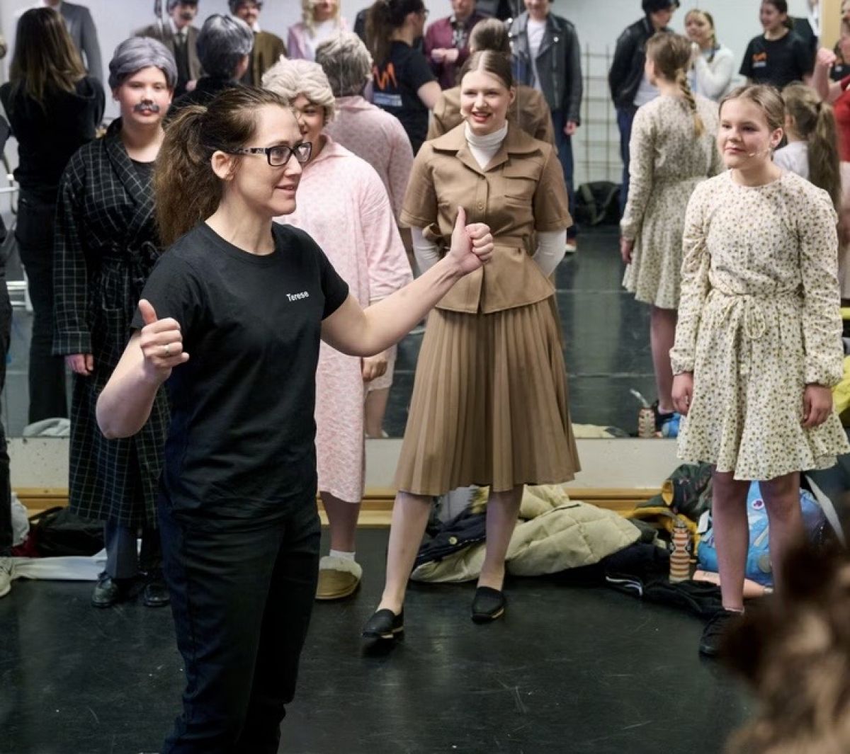 Aminda takker sin dramal&aelig;rer Terese Moe Dahle ved Namsos kulturskole.  - Hun har vist meg tillit og hatt trua p&aring; meg hele veien, forteller Aminda. Foto: Bj&oslash;rn Tore Ness, Namdalsavisa