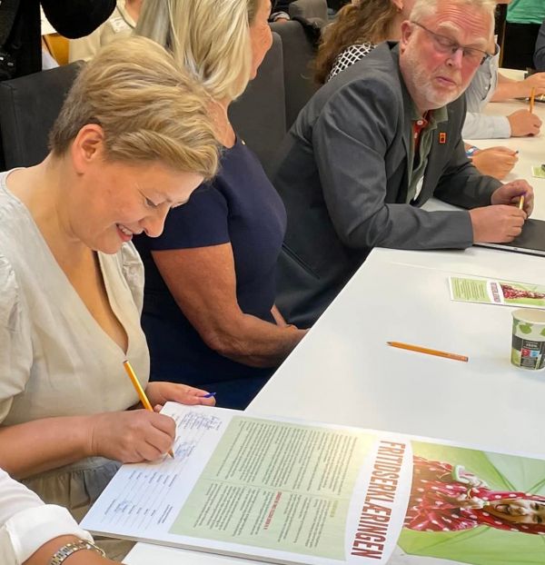 Helga Pedersen, Kulturskoler&aring;dets styreleder, signerer Fritidserkl&aelig;ringen. (Foto: privat)