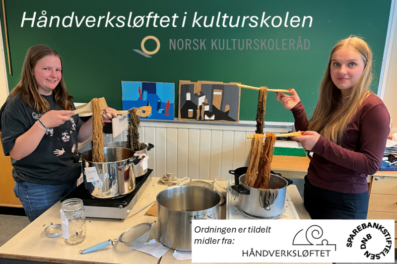 To kulturskoleelever som farger garn.